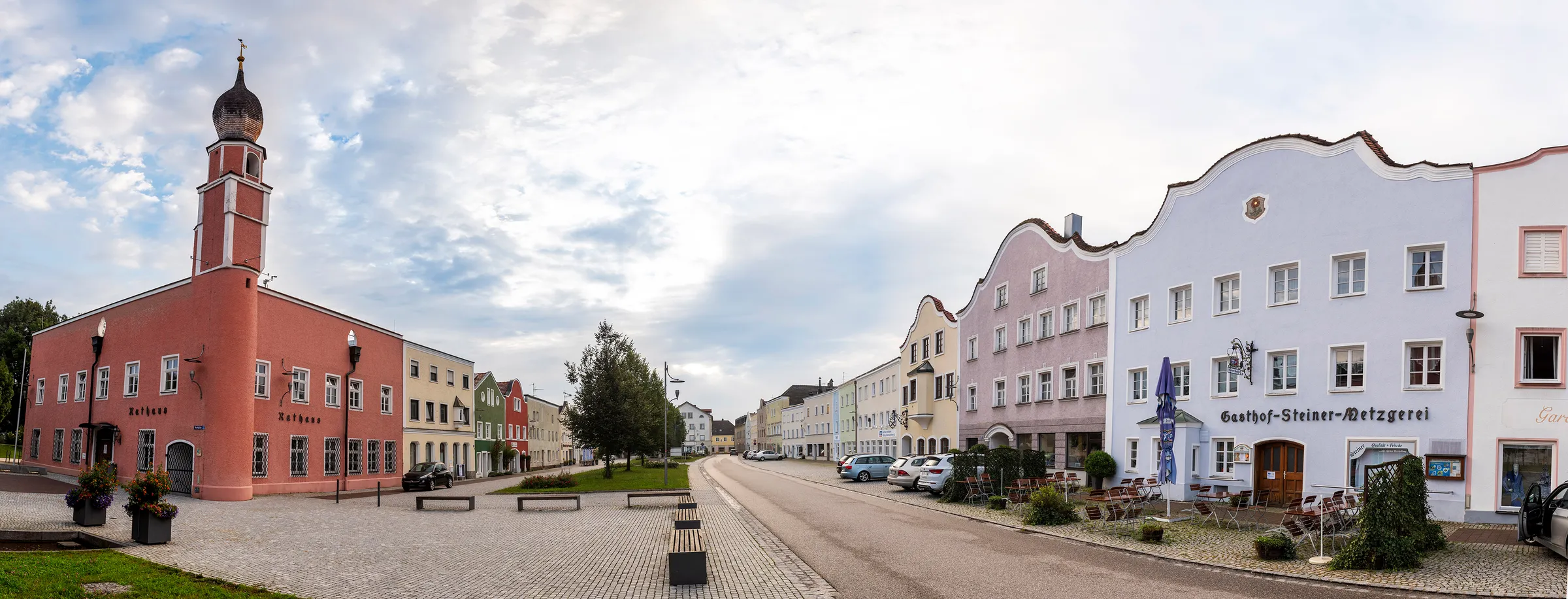 Marktplatz Tüßling mit Rathaus und Bürgerhäusern